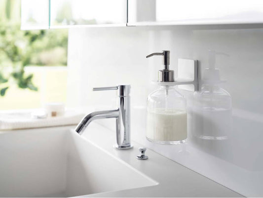 浴室のシンクに設置された【MIST/ミスト】フィルムフックディスペンサーホルダーとソープディスペンサー