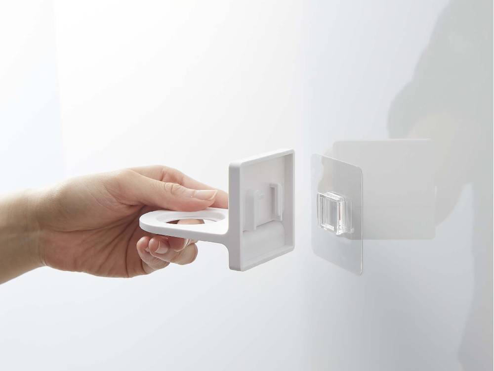 MISTミストフィルムフックディスペンサーホルダーのプラスチック製トイレットロールホルダーが壁に取り付けられた製品画像