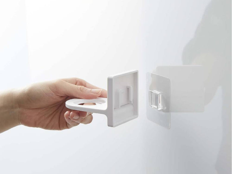 MISTミストフィルムフックディスペンサーホルダーのプラスチック製トイレットロールホルダーが壁に取り付けられた製品画像