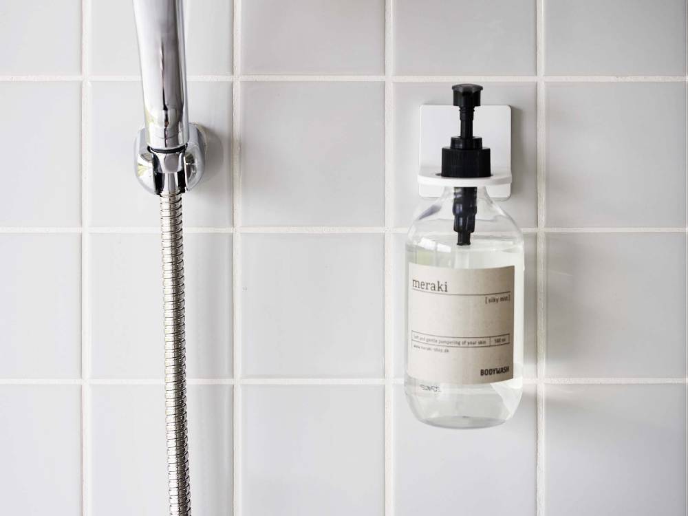 浴室に設置された【MIST/ミスト】フィルムフックディスペンサーホルダーとソープディスペンサーのセット