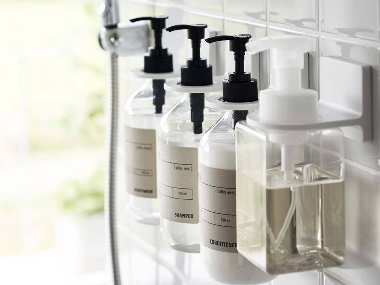 洗面台に設置されたミストフィルムディスペンサーホルダーとボトル、石鹸ディスペンサーが並ぶバスルーム