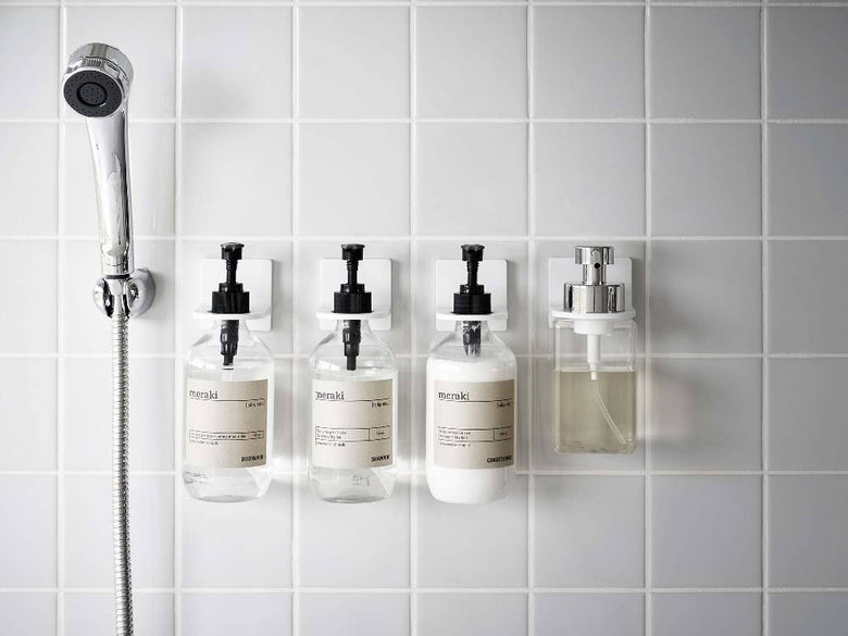 バスルームの洗面台に取り付けられた「MIST/ミスト」フィルムフックディスペンサーホルダー。ABS樹脂製でボトルや石鹸ディスペンサーを支えています。