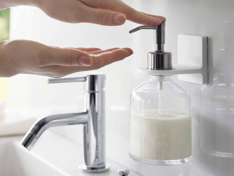 ミストのフィルムフックディスペンサーホルダーが浴室のカウンタートップに設置され、ソープディスペンサーと共に配置されている様子