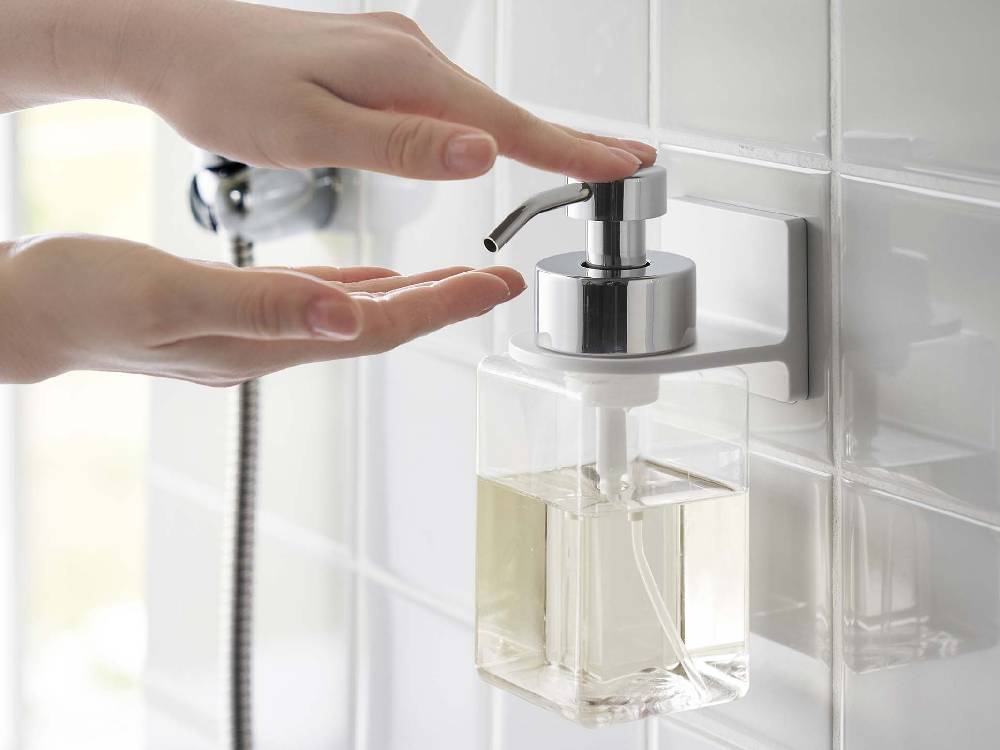 バスルームの洗面台に設置された泡タイプのミストフィルムフックディスペンサーホルダーとソープディスペンサー
