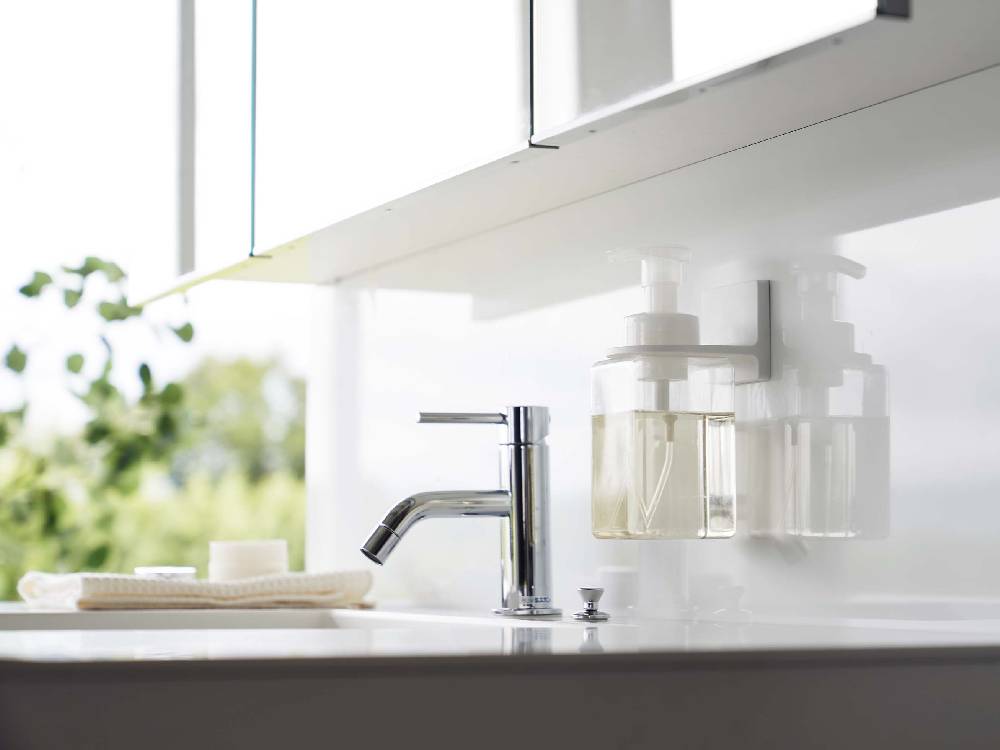 キッチンの洗面台に取り付けられた【MIST/ミスト】フィルムフックディスペンサーホルダー 泡タイプ