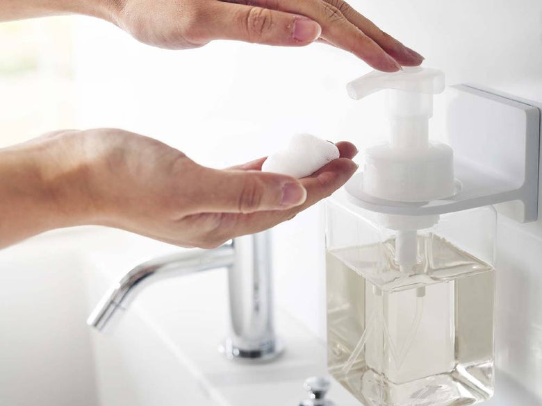 キッチンシンクに設置された泡タイプのフィルムフックディスペンサーとソープボトル