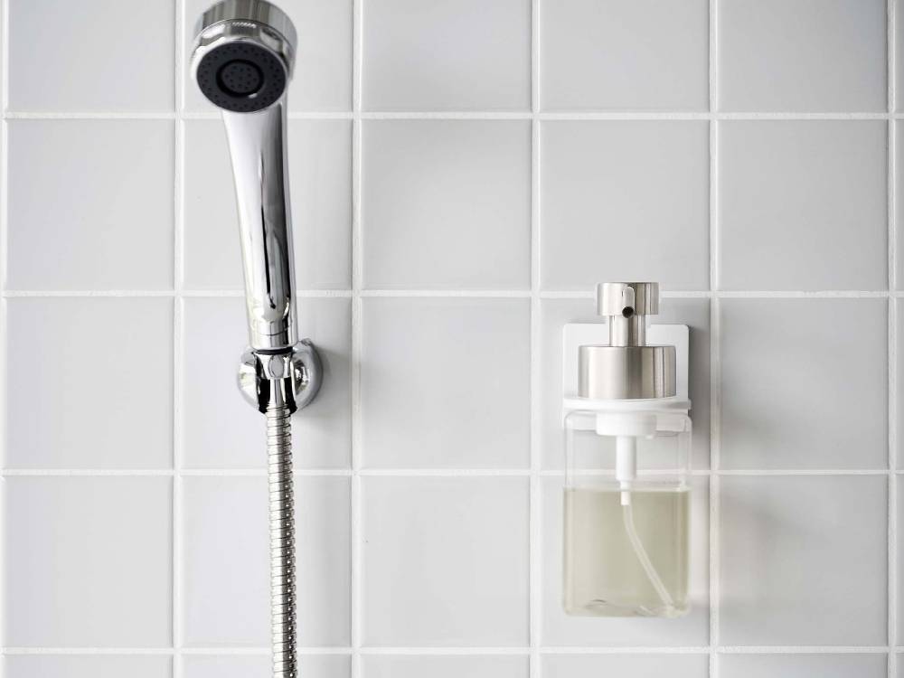 ニッケル色の蛇口とシャワーヘッドの近くに取り付けられた【MIST/ミスト】フィルムフックディスペンサーホルダー 泡タイプ