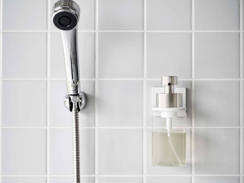 ニッケル色の蛇口とシャワーヘッドの近くに取り付けられた【MIST/ミスト】フィルムフックディスペンサーホルダー 泡タイプ