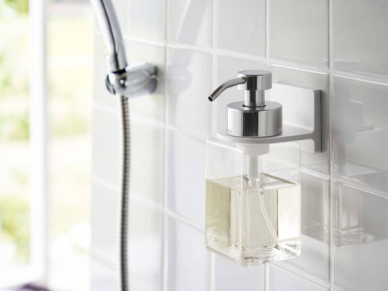 バスルームのシンクに設置された泡タイプのMISTフィルムフックディスペンサーホルダーとソープディスペンサー