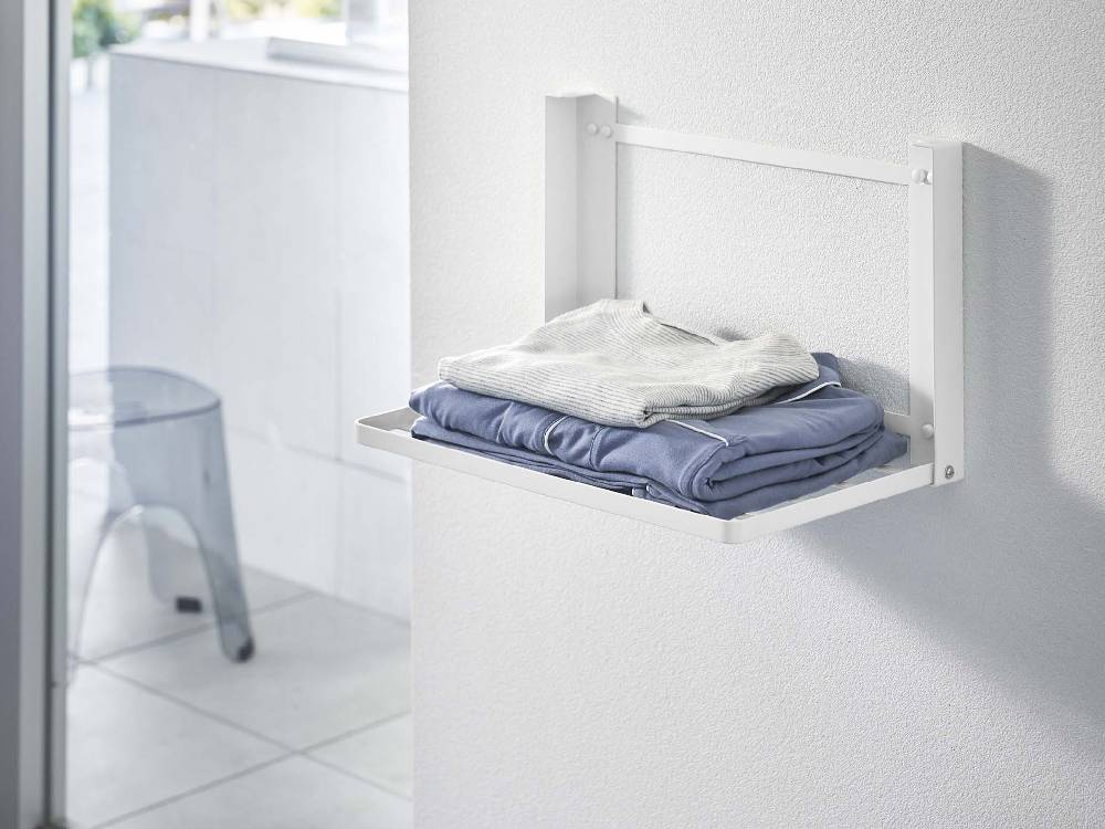 石こうボード対応の折り畳みタワー棚がバスルームに設置され、タオルや収納バスケットが整然と並べられている様子