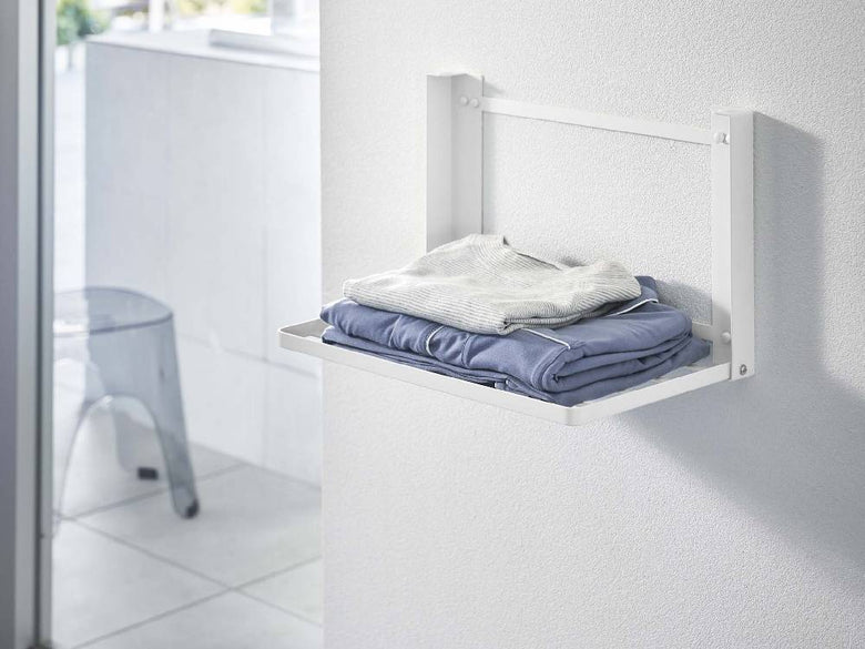 石こうボード対応の折り畳みタワー棚がバスルームに設置され、タオルや収納バスケットが整然と並べられている様子