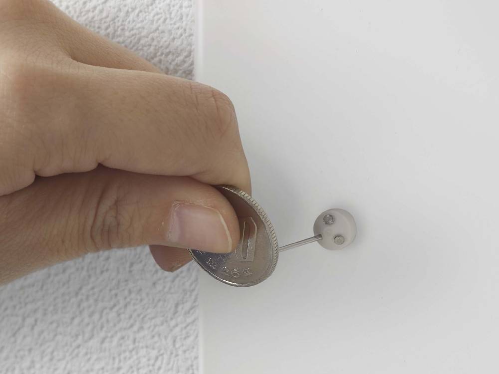 白と銀の金具が装備されたタワー石こうボード対応折り畳み棚