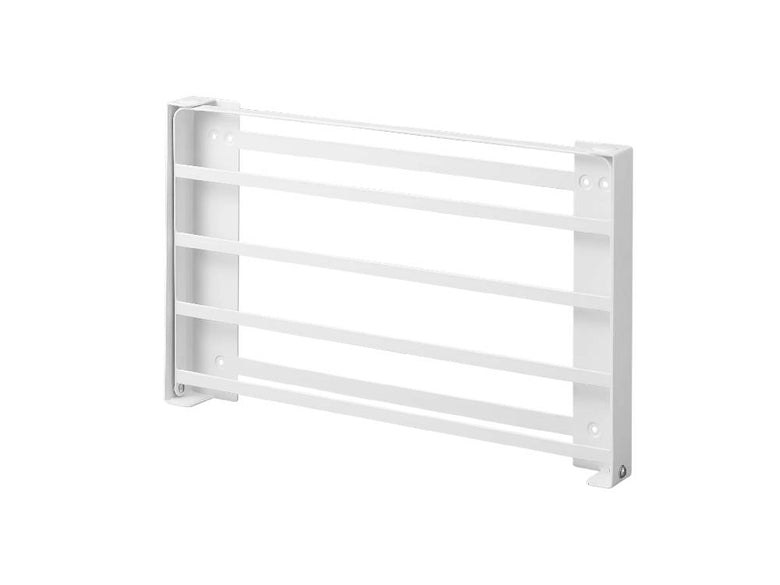 タワー石こうボード対応折り畳み棚に掛けられた衣類ハンガーとアルミ製シェルフの写真