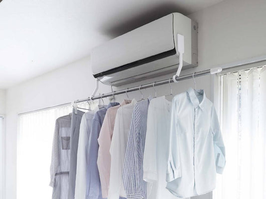 タワー型フィルムフックを使用したエアコン室内物干しポールホルダーの画像
