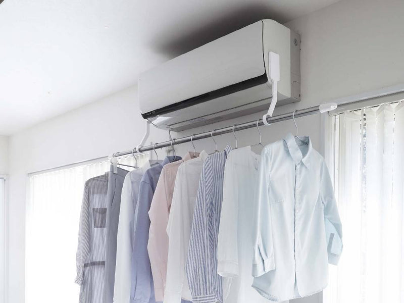 タワー型フィルムフックを使用したエアコン室内物干しポールホルダーの画像