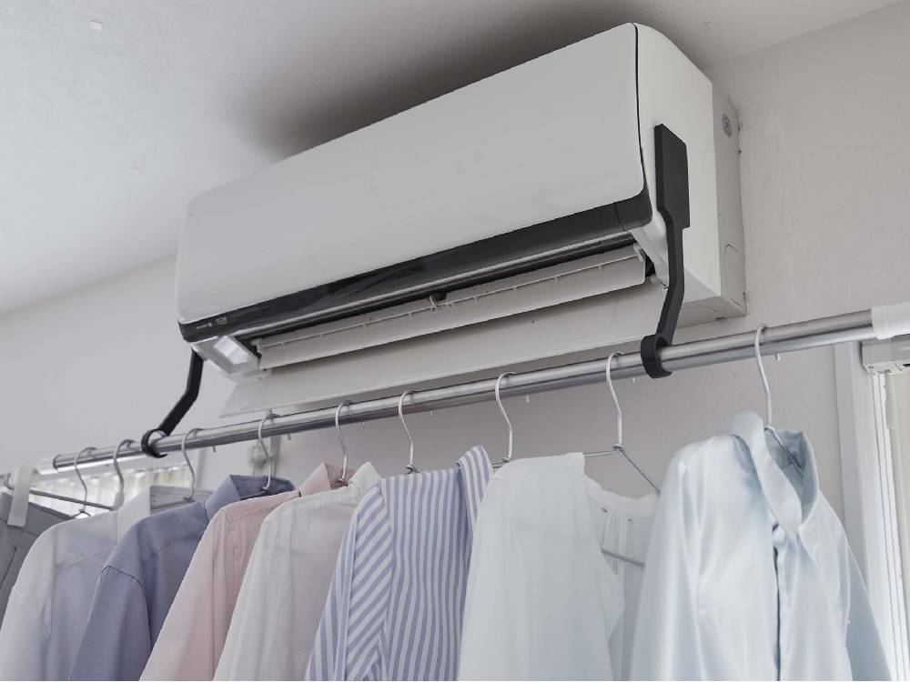 エアコンにフィルムフックが取り付けられた室内物干し用ポールホルダー