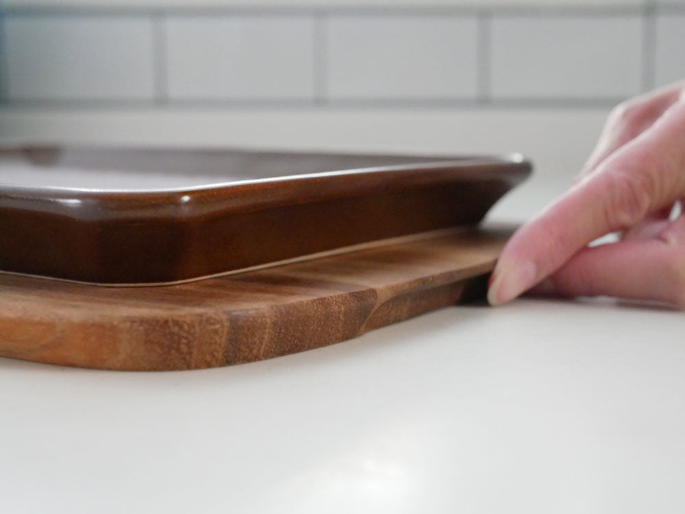 IBUKICRAFTの耐熱陶器製魚焼きグリルプレートと木製ウッドボードのセット。ハードウッドとバーニッシュ仕上げが施されたキッチン用食器。