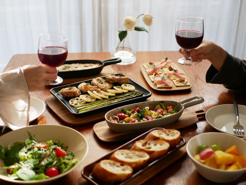 IBUKICRAFTの耐熱陶器グリルプレートに新鮮なサラダが盛られ、テーブルウェアとともに整えられた食卓