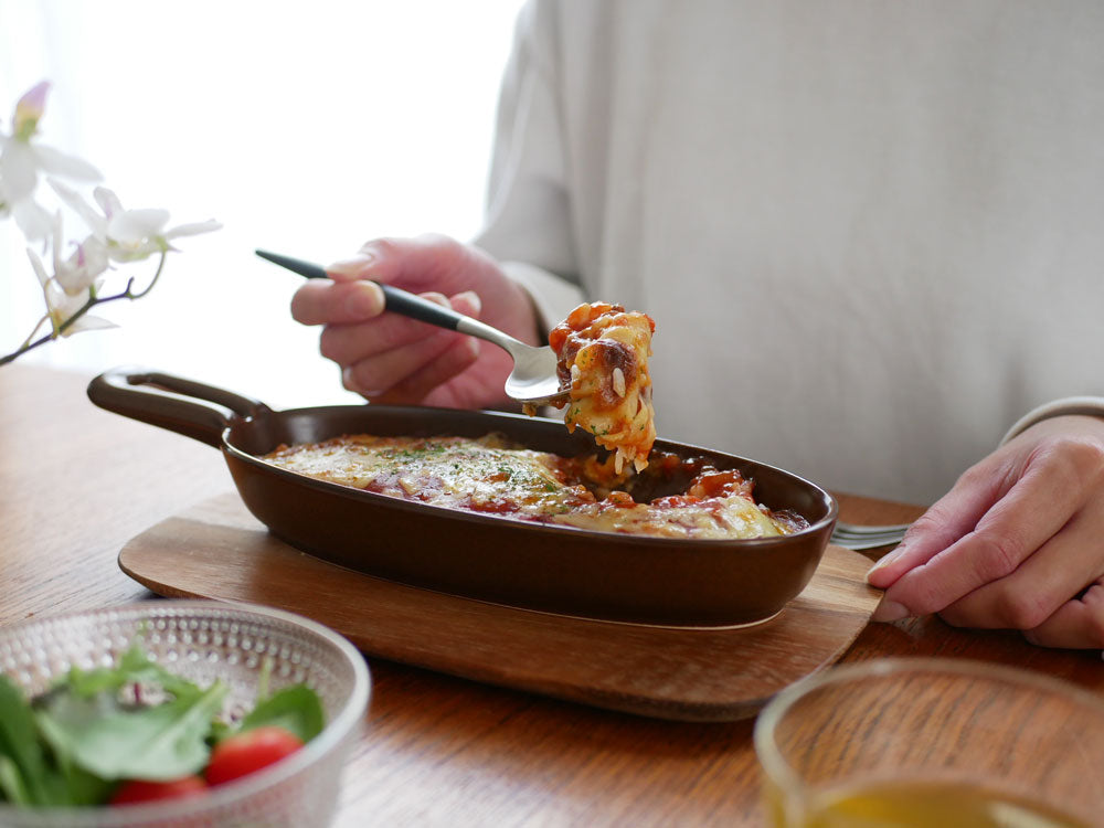 IBUKICRAFTの魚焼きグリルプレートに盛り付けられた料理と食器が並ぶキッチンシーン