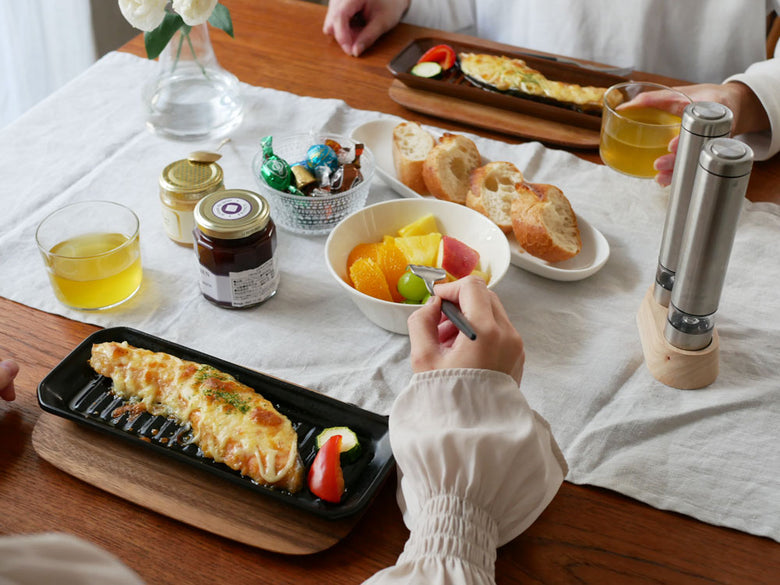 焼きたてのフィンガーフードが並べられたIBUKICRAFTの耐熱グリルプレートがテーブルに置かれている