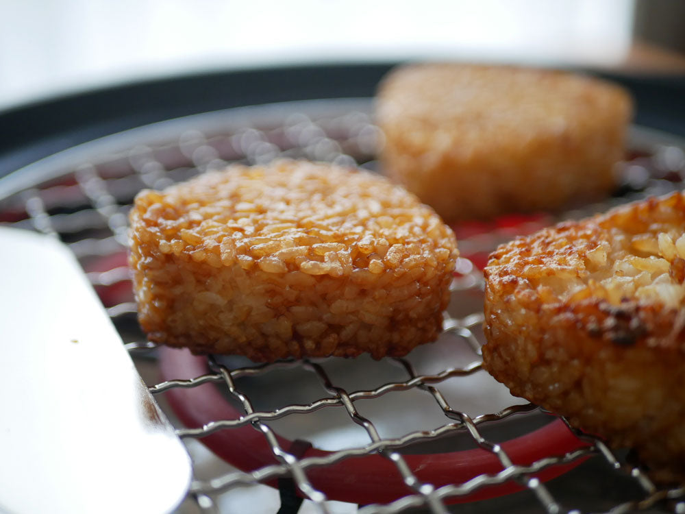 シロカのおうちいろり本体と各種プレートを使用して美味しい料理を楽しんでいる様子