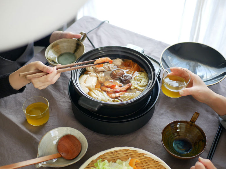 シロカ製おうちいろりセットのプレート、ボウル、深皿、焼き網などの調理器具が整然と並んだキッチン用品