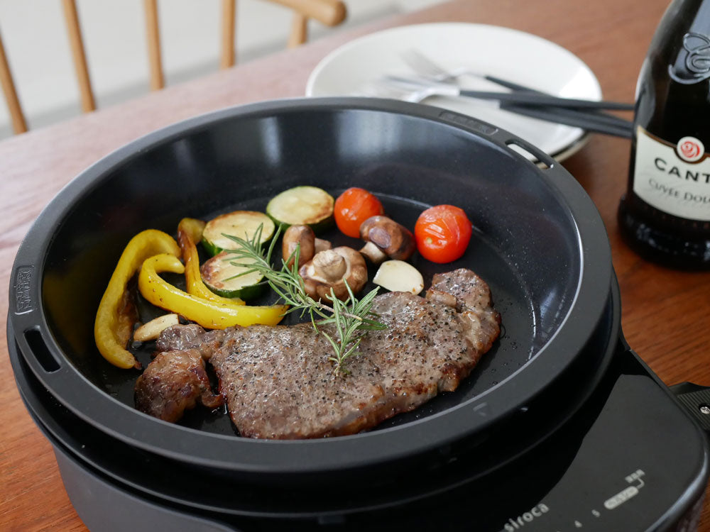 シロカおうちいろりの多彩なプレート、土鍋、焼き網が並んだ調理セット