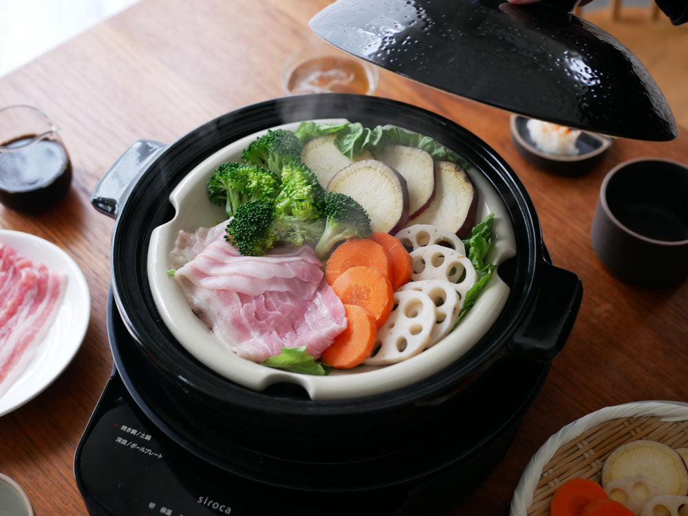 sirocaおうちいろり本体と付属の調理器具、野菜がキッチンに配置された家庭用調理シーン