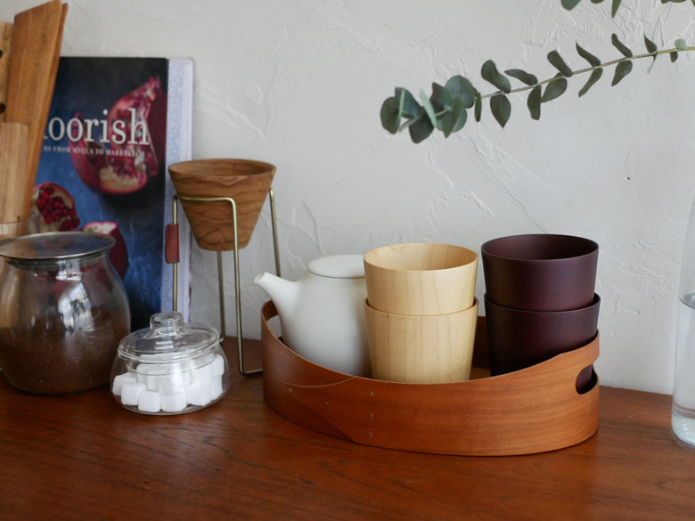 天然木ナツメ製の食洗機対応カップと木製の食器が整然と並んだテーブルセッティング