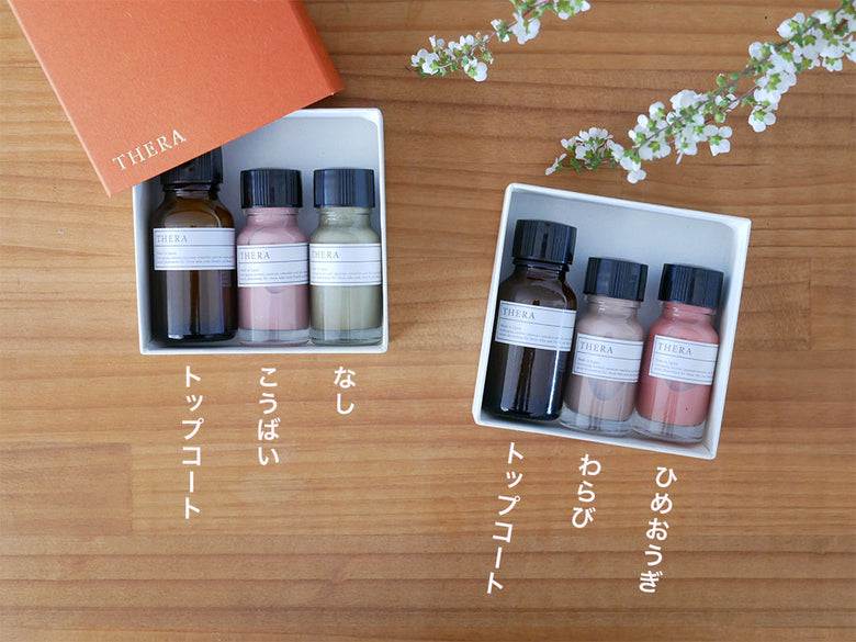 THERA/テラのネイルカラー製品が収められたラベル付きガラスボトルのパッケージ