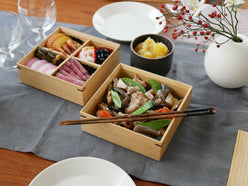 公長斎小菅の竹製二段重箱セット。5寸および6.5寸サイズの重箱が専用ボックスに美しく並べられている。