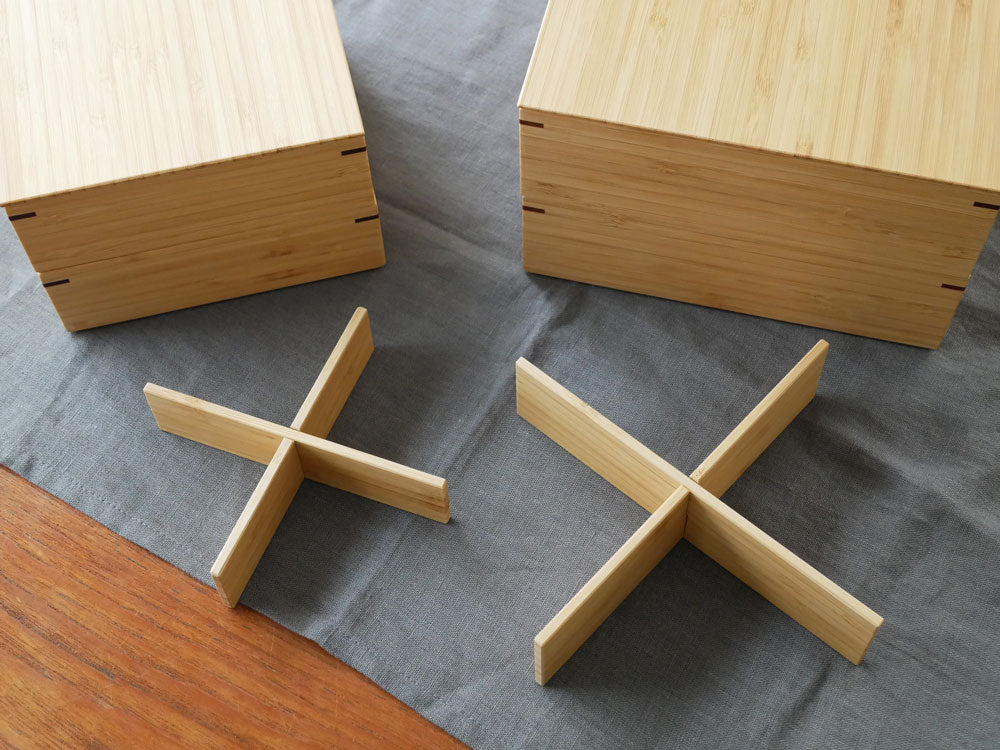 公長斎小菅の竹製二段重箱が美しい木目と自然素材の質感で並べられた様子