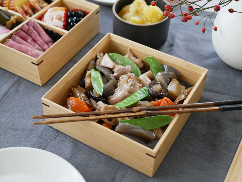 トレイに彩り豊かに盛られたランチボックス。肉料理や新鮮な野菜がバランスよく配置されたお弁当の様子