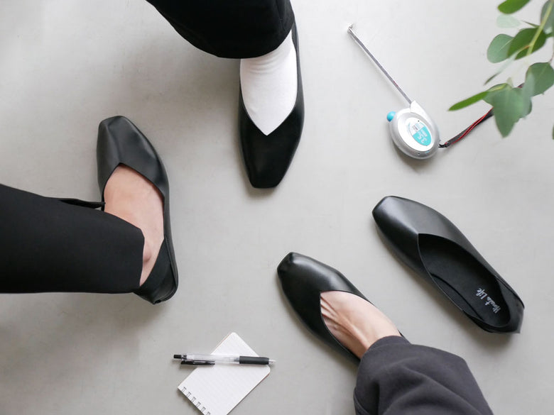 Hinata Lifeのレザーと合成ゴム素材を使用したバレエフラットタイプの携帯スリッポンドレスシューズ