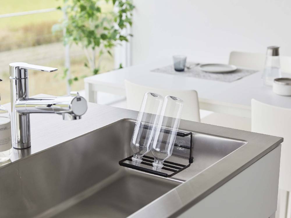 キッチンカウンターに設置されたタワーのフィルムフックワイドジャグボトルホルダー S。シリコーンクッションとポリカーボネート製フックが特徴