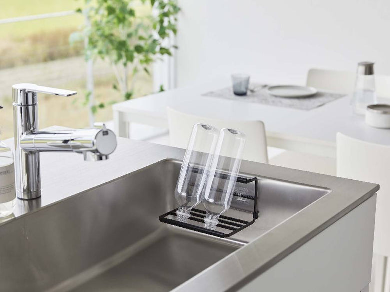 キッチンカウンターに設置されたタワーのフィルムフックワイドジャグボトルホルダー S。シリコーンクッションとポリカーボネート製フックが特徴