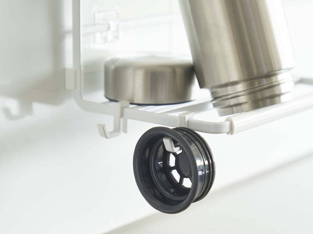 tower/タワー フィルムフックワイドジャグボトルホルダー S 本体と付属のフィルムフック2個が写っている画像