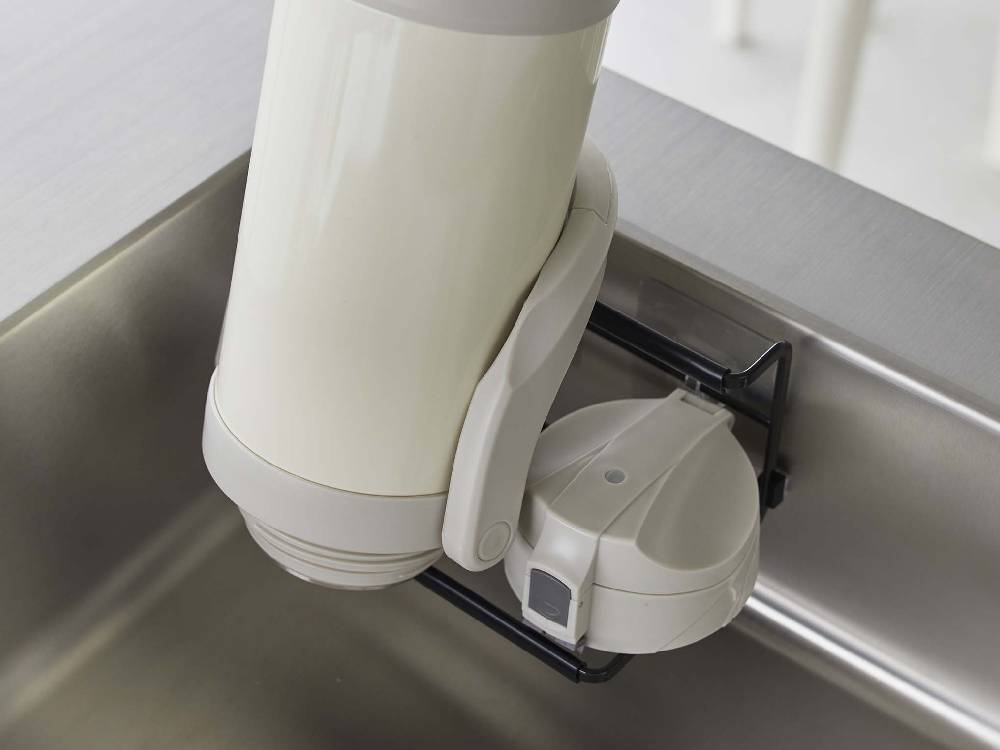 タワー フィルムフックワイドジャグボトルホルダー Sが壁面に設置され、ジャグボトルを収納している様子