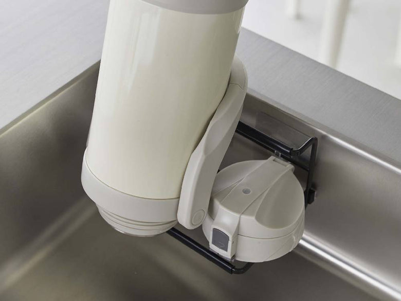 タワー フィルムフックワイドジャグボトルホルダー Sが壁面に設置され、ジャグボトルを収納している様子