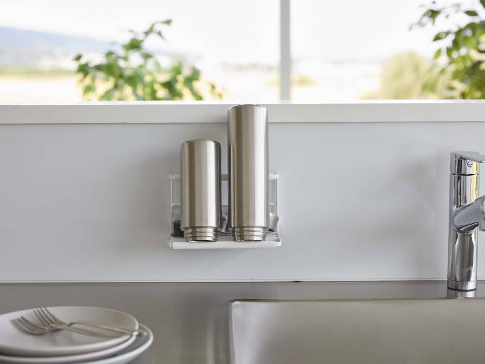 キッチンのシンク上に取り付けられたタワー式フィルムフックワイドジャグボトルホルダー S。スチール製で2つのフックがあり、マグや水筒を掛けるために使用されています。