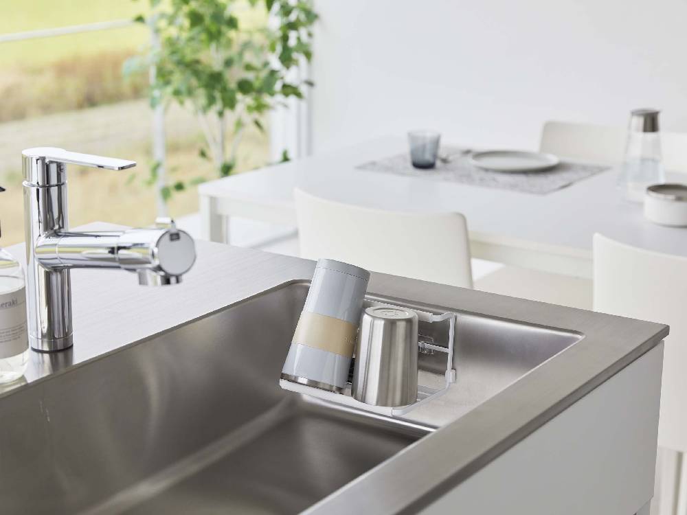 キッチンシンク横に設置されたタワー フィルムフックワイドジャグボトルホルダー S