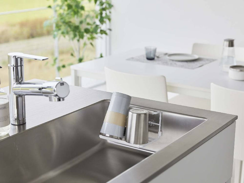 キッチンシンク横に設置されたタワー フィルムフックワイドジャグボトルホルダー S