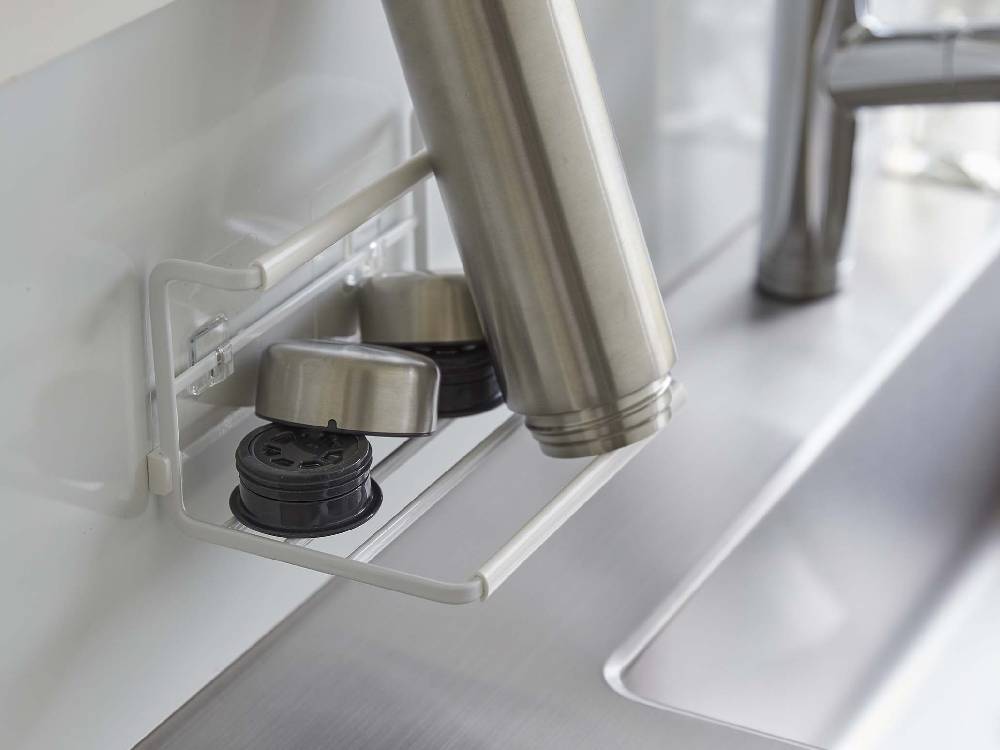 タワー フィルムフックワイドジャグボトルホルダー Sがキッチンシンクに取り付けられている様子