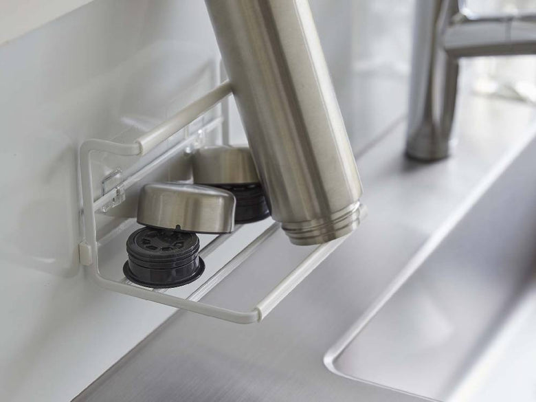 タワー フィルムフックワイドジャグボトルホルダー Sがキッチンシンクに取り付けられている様子