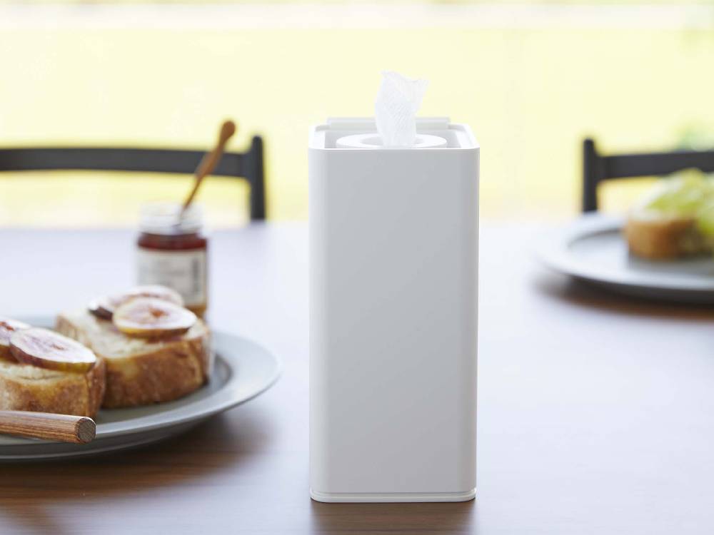 タワーのプラスチック製ロール型ウェットティッシュケース。ボックス形状で幅約8cm、奥行き約9cm、高さ約17cm。