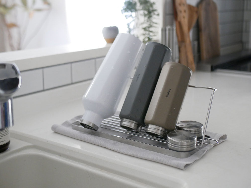 ビーワースセレクションの折りたためる18-8ステンレス製ジャグボトルスタンドがキッチンカウンターに設置されている様子