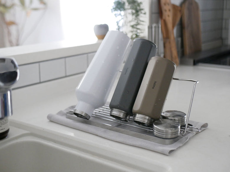 ビーワースセレクションの折りたためる18-8ステンレス製ジャグボトルスタンドがキッチンカウンターに設置されている様子