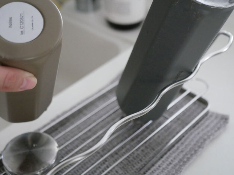 シルバー色の18-8ステンレス製折りたたみ式ジャグボトルスタンド