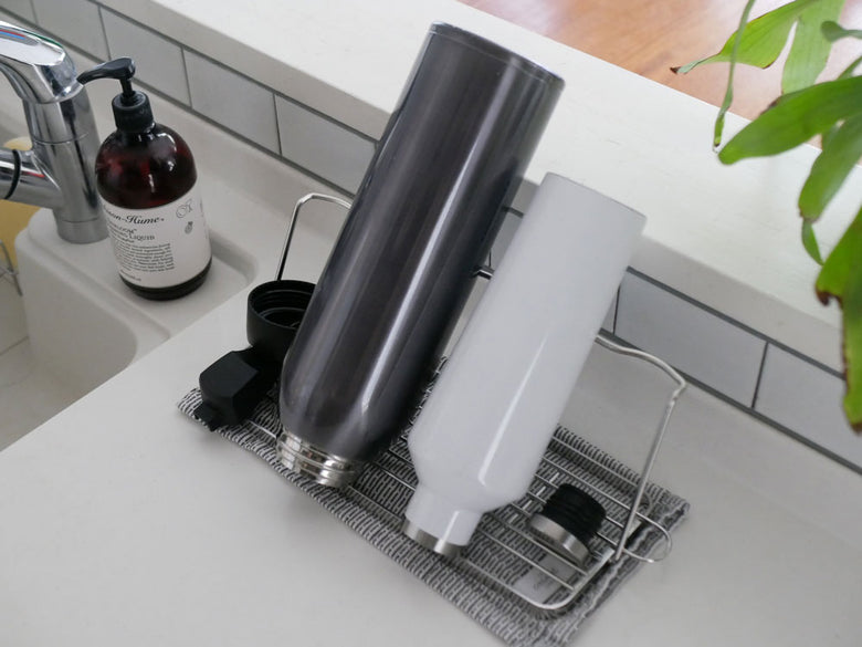 ビーワースセレクションの折りたためるジャグボトルスタンドに水ボトルが置かれたキッチン用品の配置