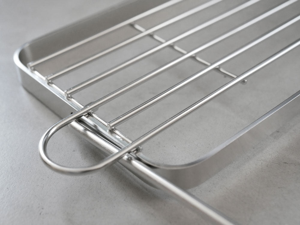 キッチンに置かれた18-8ステンレス製の折りたたみジャグボトルスタンド